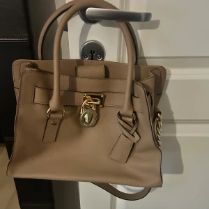 Michael Kors väska - Beige/brun väska i jättefint skick, endast använd två till tre gånger