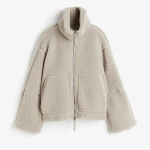 Hm teddy jacka - Teddyjacka från H&M.  Jackan är köpt förra året och säljs inte längre. Knappt använd och inga defekter🤍 hör av dig vid frågor