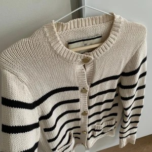 By Marlene Birger stickad tröja  - Hej, säljer en stickad tröja av by Marlene Birger, som jag köpte på sommaren, men jag har använt den endast några gånger. Storleken är S men passar även XS. Tveka inte och kontakta. 