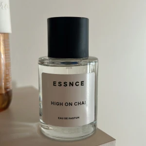 Essnce parfym high on chai - Helt ny Säljer pga doften inte passade mig Luktar chai latte - kryddigt och varmt