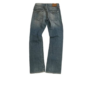Blåa True Religion Jeans  - Yooo!! Vill du att brudarna ska ha abstinens besvär när due borta?? köp då dessa brallor så kommer d inte klara sig en sekund utan dig 😭🙏 nej men riktigt feta trues till ett riktigt bra pris 😻 section ricky, size 30, bra condition 🔴🔴🔴