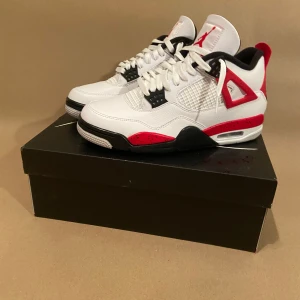Jordan 4 red cement - Helt nya skor som säljs med box och kvitto. Storlek 42,5 alldirg använda.