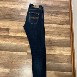 Nudie jeans  - Säljer ett snyggt par nudie jeans i modellen ”Lean Dean” i storlek W30 L34 i skick 9/10. Är helt oanvända
