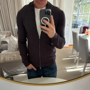 Stenströms tröja - Hej säljer nu min fina Stenströms tröja i storlek M. Den är i nyskick och kommer vara otroligt snygg i höst/vinter. Nypris cirka 2300kr! Vi kommer att sälja liknande produkter nu närmare vinter så glöm inte följa profilen!🌊🍾