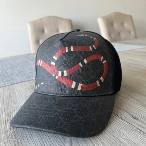 Gucci keps orm - Säljer min gucci keps orm. Äkta såklart.