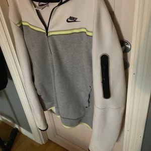 Pris kan diskuteras🩷 - Väldigt fin i skick den ser ut som ny passar till M och L storlek,Säljer min nike tech hoodie, säljs pga kommer  inte till andvändning