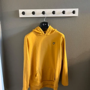 Lyle and scoot - Tjena säljer nu min feta hoodie. 12/13 år. Skick 10/10. Typ aldrig använd. Ny 550 kr. Kom gärna med  frågor/ funderingar. 