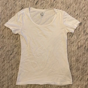 Vit t-shirt från C - Säljer en enkel och stilren vit t-shirt från Cubus. Den är kortärmad och gjord i ett mjukt material, perfekt för vardagsbruk. Passar bra till både jeans och kjol!