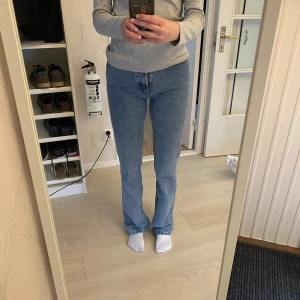 Blåa Jeans - Blåa jeans från bikbok använda ett par gånger, köpte de för ca två år sedan. de är i storlek 26 i midjan, 34 i längden + lite högre midja, har dock sytt om de i skrevet så de är lite längre i benen + lite lägre i midjan men även lite tajtare i låren👍🏻