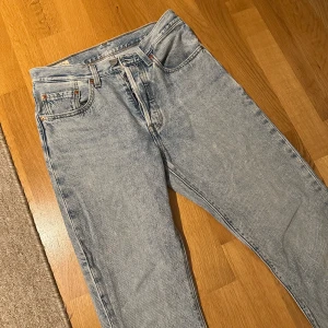 Levi’s 501 W26 L26 - Köptes på Vinted men va för stora för mig i midjan.  Längd perfekt för oss lite kortare människor :) (153)  Säljes för samma pris som jag köpte dom för då dom endast är testade. 