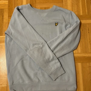 Fin Hoodie utan luva - Lyle & scott hoodie utan luva som är perfekt för vinter och är i ny skick 