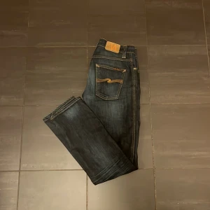 Nudie jeans  - Skit snygga jeans passar jätte bra perfekt för hösten passar med nästan allt 