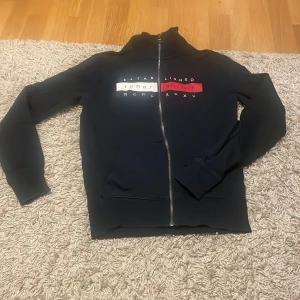 Tommy hilfiger zip  - Använt en del men fortfarande fin