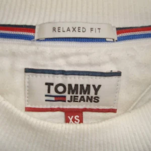 Sweatshirt - Sweatshirt från Tommy hilfiger. Knappt använd men avklippt (inte croppad). Herrmodell