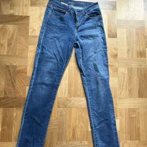 Levis jeans - Säljer nu dom här riktigt snygga jeansen från Levis! Märke: Levis Storlek: 27/32