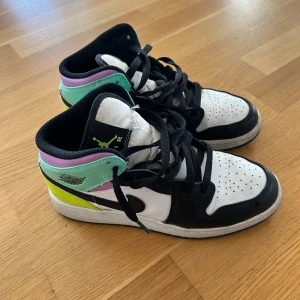 Nike Air Jordan Mid storlek 37,5 - Jättefina Nike Air Jordan i storlek 37,5. 