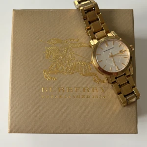 Burberry klocka - Jätte fin burberry klocka i guld. Den är i extremt fint skick. 