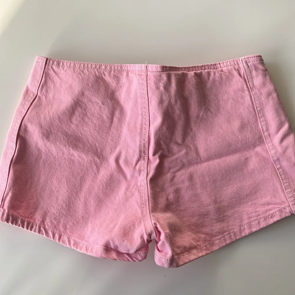 Så finns Lågmidjad jeansshorts, endast använda en gång⭐️. Shorts.