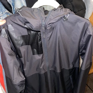 Helly Hansen Vindjacka - Jätte bra skick, har inte använt den så mycket