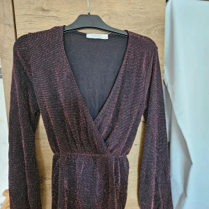 Sister point topp - En glitrig topp från sister point, storlek S-M. Har alfrig använts, endast stått i garderoben. Inköpspriset var 499. Jätte skön kvalite.