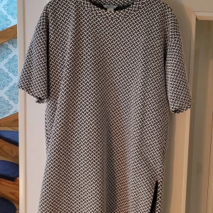 Klänning från Monki - Skön klänning med slitsar på sidorna. Klänningen slutar på låret. Lite oversize.