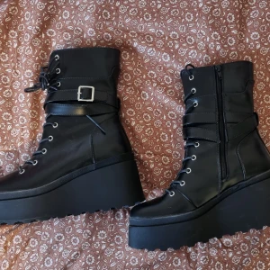 Plattformskor - Even&Odd Wide Fit, storlek 40 - Hej! Säljer dessa skor då jag har bytt stil och har ingen användning för skorna. Har endast använts en gång, för att prova dem. Annars har de bara stått i hyllan.  Vänligen meddela mig vid frågor eller intresse!