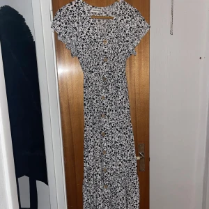 Klänning - Finns katt och hund i hemmet. Skulle säga att den är väldigt liten i storleken uppe vid brösten.  Använd 1 gång.