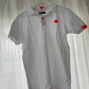 Replay piké vit - Säljer vit piké för jag växt ur den Skick: 7/10 Storlek: Passar 174 Nypris: 500kr Pris går att förhandla Kontakta för fler bilder