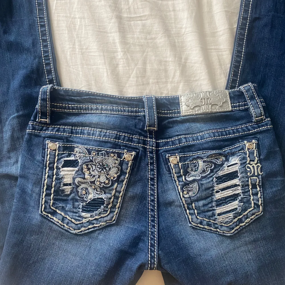 Miss me jeans i bra skick lite nertrampade längst ner men det är inget man tänker på  säljer för det inte riktigt är min stil längre midjemått rakt över är 33 cm passar mig bra i längden och jag är 1,66 . Jeans & Byxor.