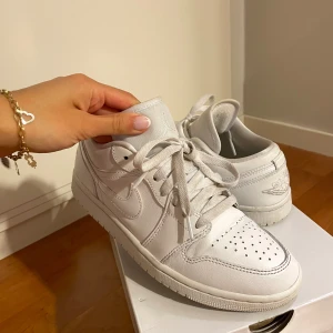 air jordan 1 low - endast använda i 2-3 månader. dock har de creasat en del då de var för stora på mig 🥲