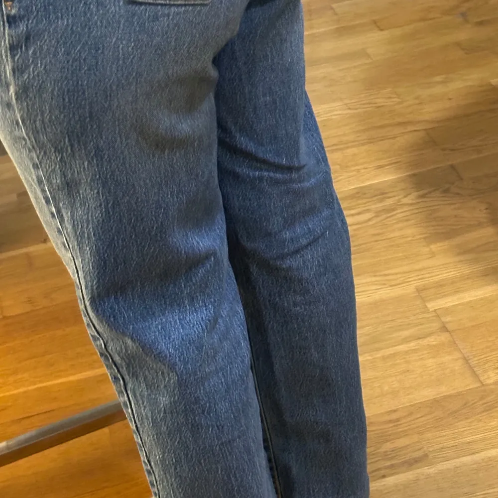 Ett par blåa jeans köpta från nelly OBS!!! Uppklippta för att passa en tjej på 150cm. Jeans & Byxor.