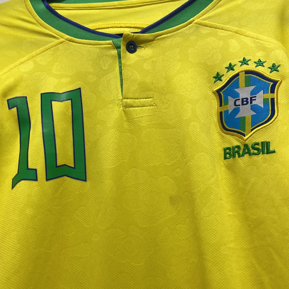 Gul Brasilien tröja hemma neymar jr storlek S i vuxen. Sportswear.