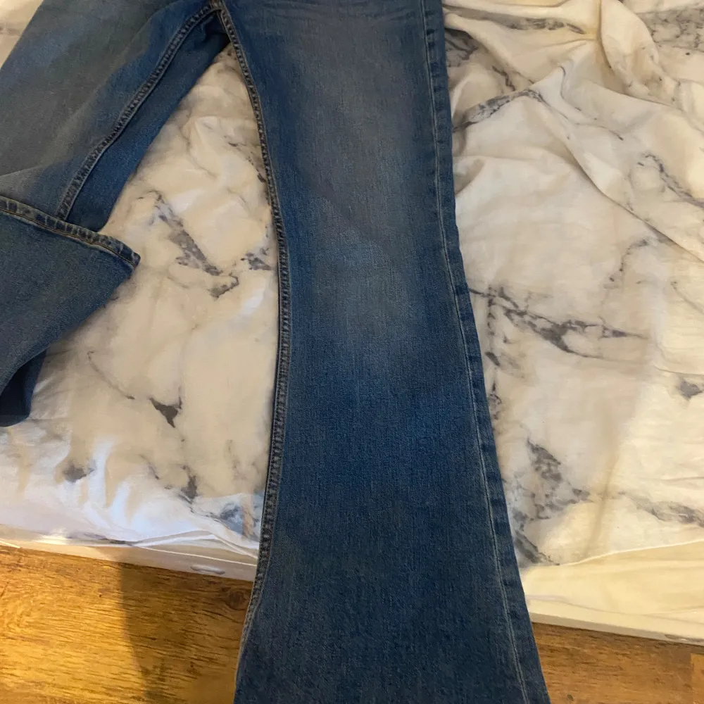 Säljer dessa låg midjade boot jeans från lager 157💗🔥 de är i storlek S. De är nyligen köpta och använda max två gånger, originalpris 400kr🙏🏻🥰 de är inte min stil längre de är därför jag säljer dem, inte för de är nåt fel på dom🎀💋. Jeans & Byxor.