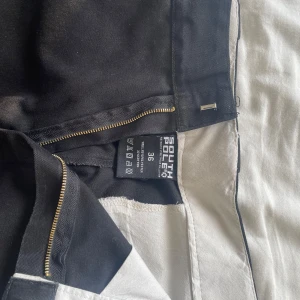 South Pole Vintage Suit Pants - Ett par Southpoles jag hittade i min garderob, aldrig använda för de satt mindre än jag trodde. Storlek 36 i midjan men satt mindre än så, supersköna trots det dock! Sitter nog baggy på någon annan! Pris går att diskutera :)