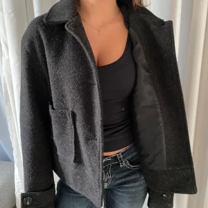 Höstjacka - Hyggligt skick, lite nopprig men går bort med lite vilja💛