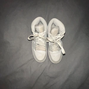 JORDAN 1 "LIGHT SMOKE GREY" MID   - Tja, säljer nu mina jordans då dom är för små Har haft dom i typ 1år och 7 månader dom är helt äkta köpt Från merchsweden, köpte dom för 3299 kr knappt använt för köpte en storlek mindre än vad jag brukade ha då och varit rädd om dom kvitto finns  