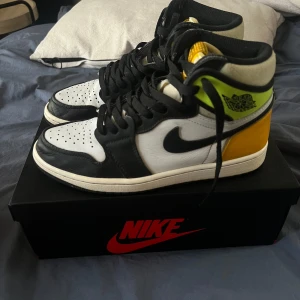 Air Jordan 1 i färgen Volt Gold 42 - Säljer nu mina jordans i använt men bra skick. Köpta från Goat. Storlek EU42 / US8,5.   Inga byten. Hör av er vid frågor!