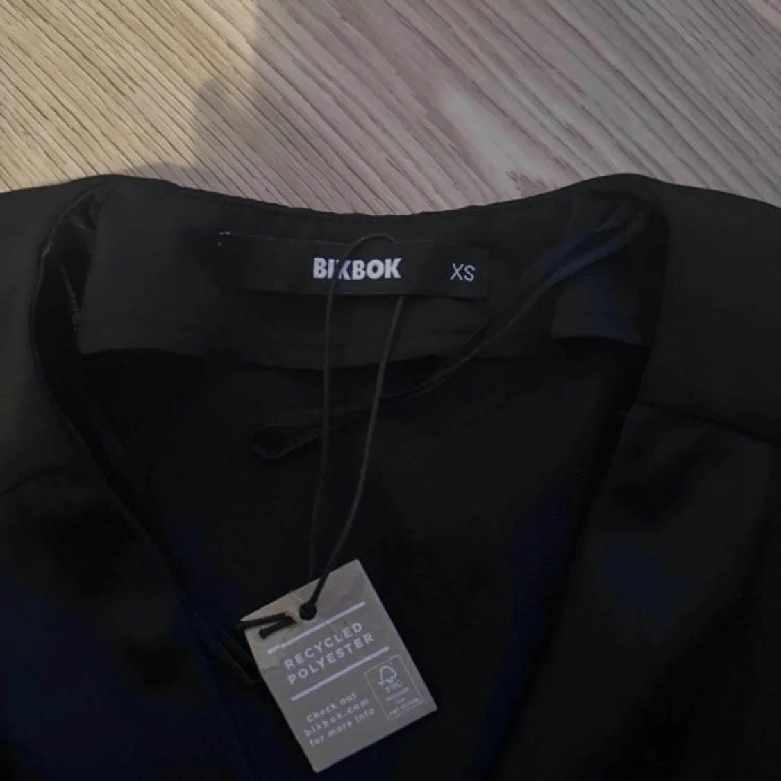 Wrap it up satin blus från bik bok - 90