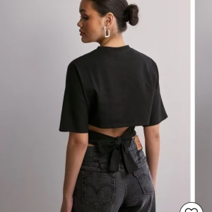 T-shirt med knyten öppen rygg - Super snygg T-shirt från Nelly. Lånade bilder, säljer då den inte kommer till användning. Knappt använd! Pris kan diskuteras 