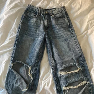 Ripped Jeans  - Utrvättad blå färg, väldigt baggy och lowwaist jeans från Pretty Little Thing. Super snygga och roliga att styla 💙Strl S/M. (Sitter hyfsat baggy på mig som är strl S.)