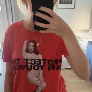 Marc Jacobs t-shirt - Så snygg röd Marc Jacobs t-shirt!! Bilderna är lånade❗️