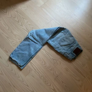 Woodbird  - Säljer ett par Woodbird leroy i storleken 28/32. Bra skick förutom små hål i hälarna. Kontakta gärna vid frågor och priset kan diskuteras. 