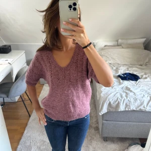 Stickad tröja - Säljer en snygg stickad v-ringad tröja med trekvartslånga ärmar, priset kan diskuteras!💕
