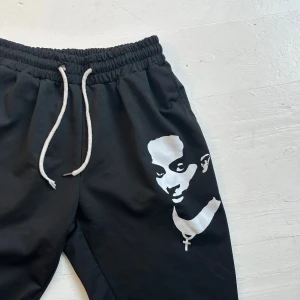 playboy carti sweats - svarta sweatpants me wlr carti på benet😹 köpta här på plick. d e rätt tunt material.