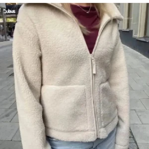 Teddy jacka  - Super fin Teddy jacka ifrån h&m det är strl L men sitter mer som s skulle jag säga💕