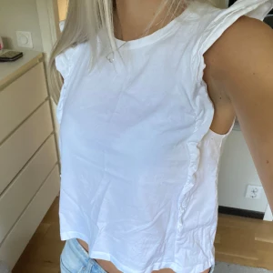 Volang topp - Supersöt volangtopp från Zara! Kan tänka mig gå ned i pris vid snabbt köp💓💓💓