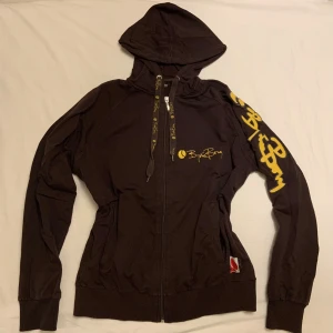 Björn Borg hoodie!💋 - En supercool Björn Borg hoodie jag hittade i mammas låda som inte varit använd sedan 2000. Skitcool och i bra skick, det enda som ger tecken på användning är snörena men de är enkla att byta ut!💋