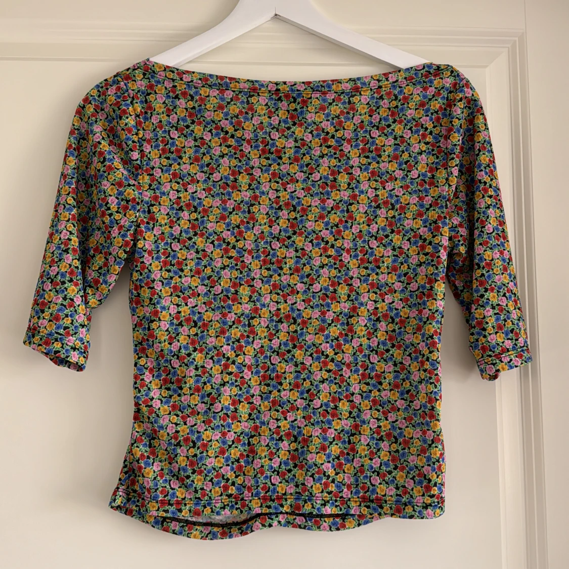 Blommig T-shirt  - 91