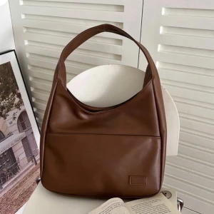 Väska - Supersnygg väska i läder. Helt ny och aldrig använd. Får plats med MacBook. Kostade 399 i nypris. Säljes då jag har för många väskor