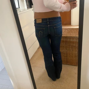 Lågmidjade bootcut jeans  - Ett par mörkblå lågmidjade bootcut jeans som jag säljer då de är lite för små för mig. Midjemåttet är 37 och de passar mig perfekt i längden som är 168. De är nästan perfekt skick.